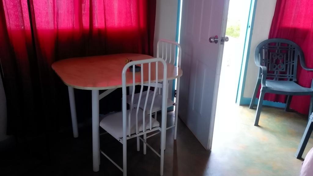 Waikiki Guest House Treasure Beach Quarto foto