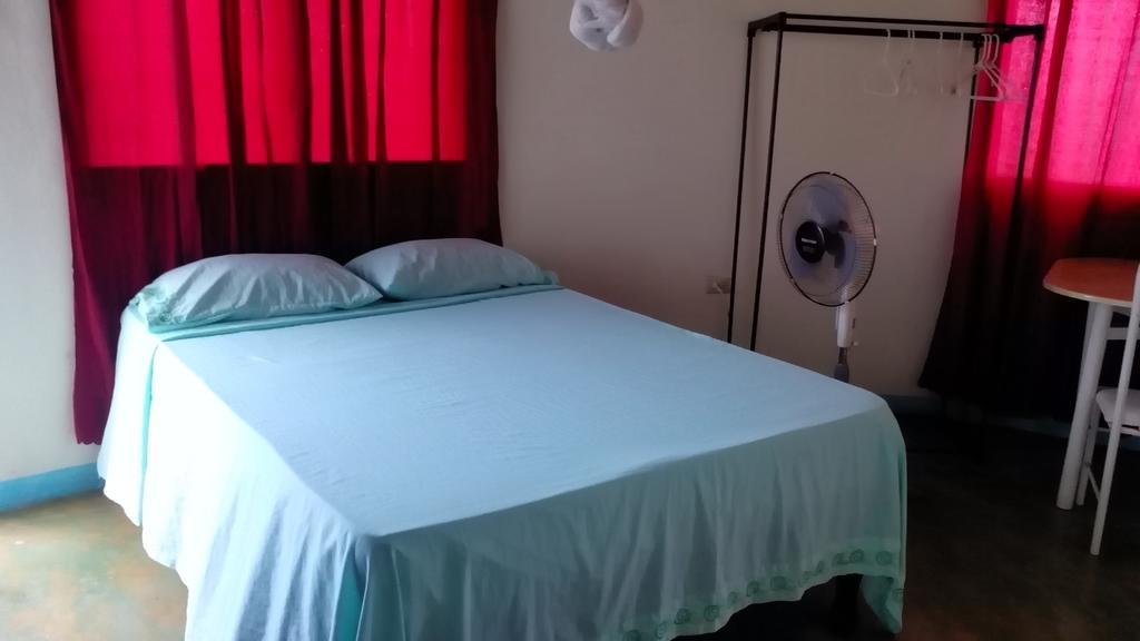 Waikiki Guest House Treasure Beach Quarto foto